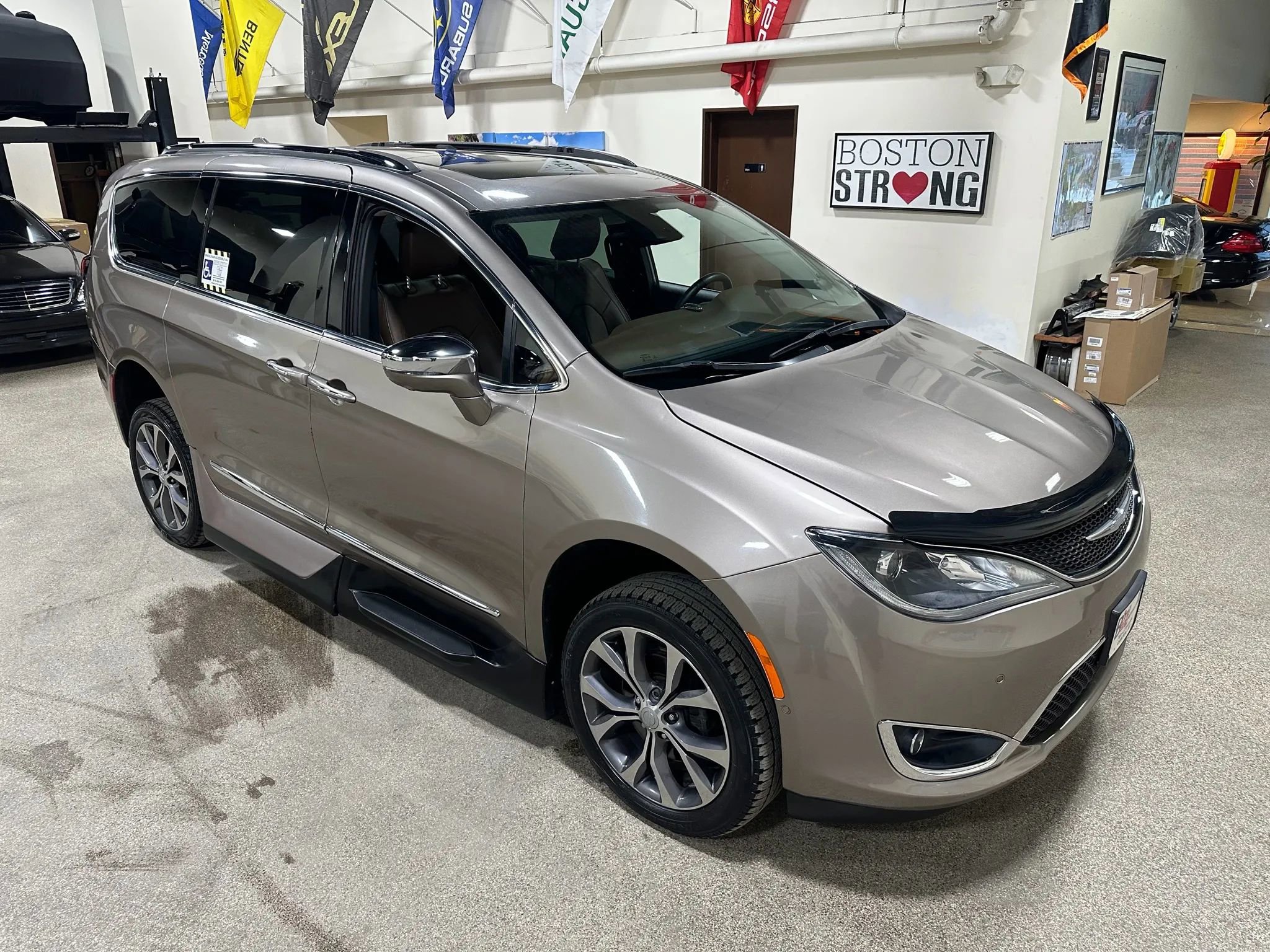 Used 2017 Chrysler Pacifica Limited w/ Advanced Safetytec Group image 7