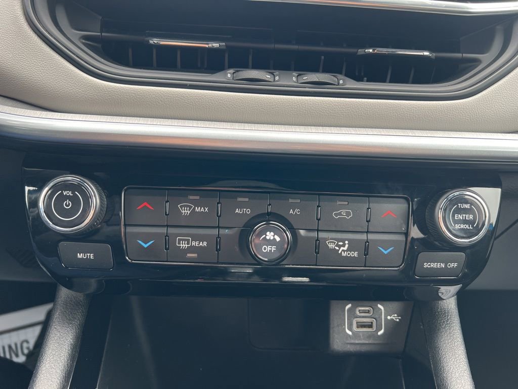 Used 2025 Jeep Compass Limited image 20