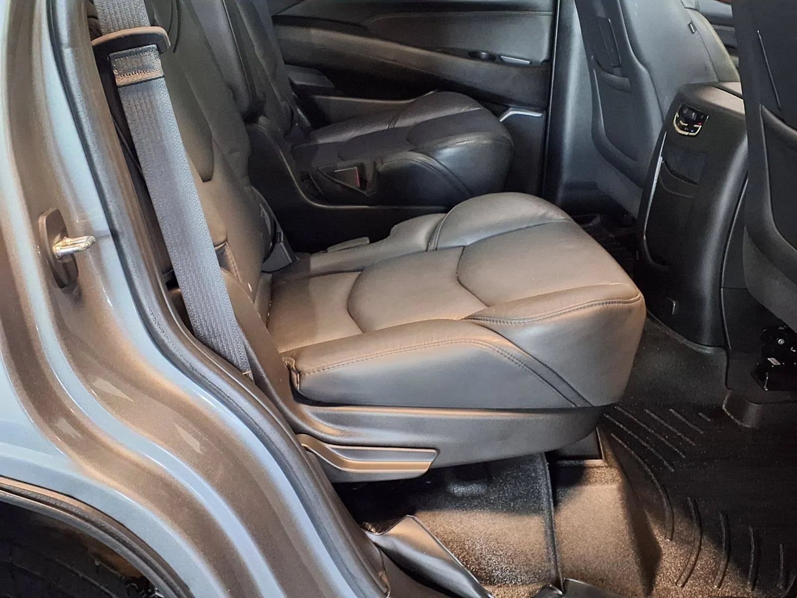 Used 2020 Cadillac Escalade Luxury w/ Escalade Sport Edition AWD/4WD image 13