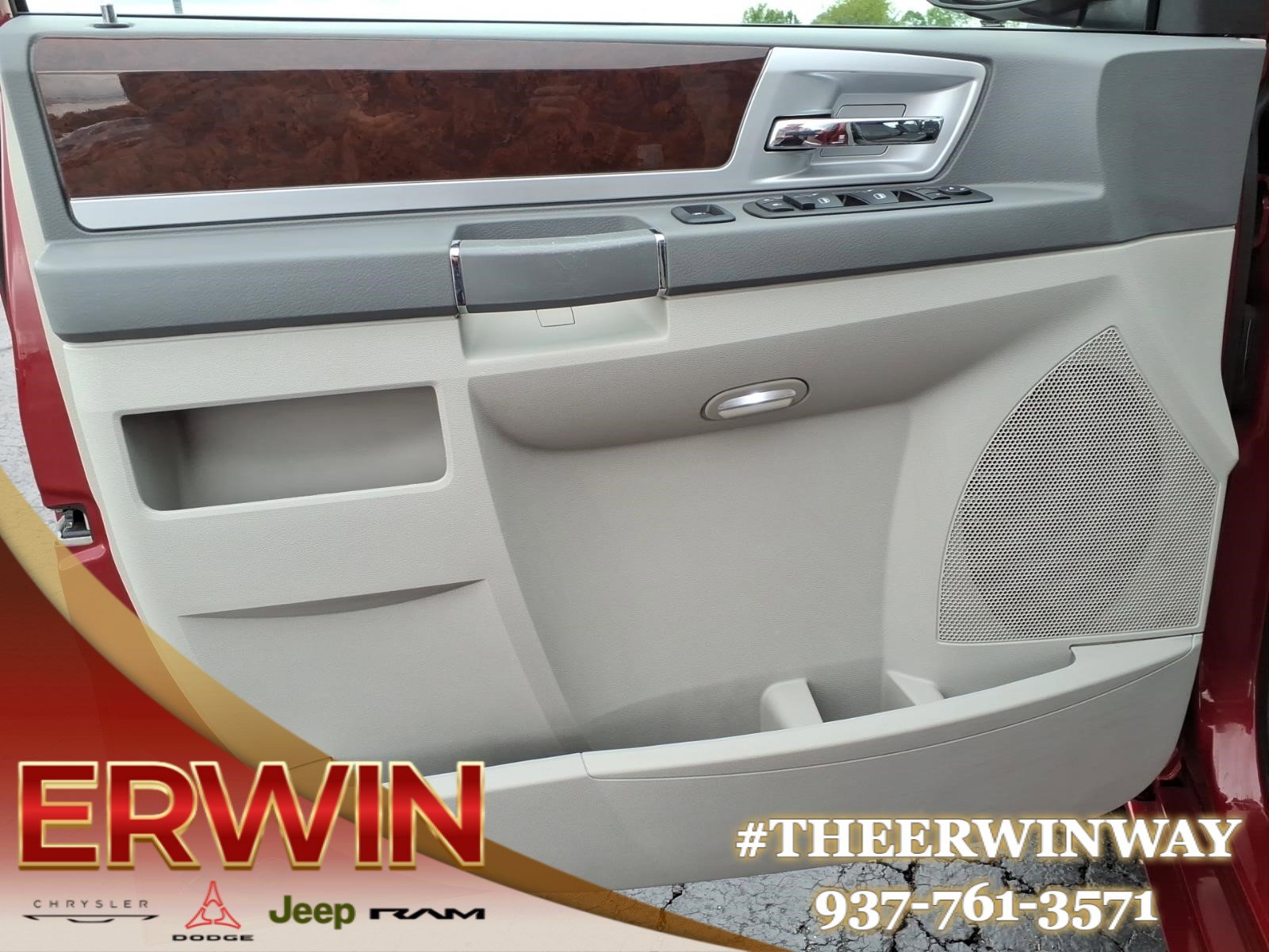 Used 2010 Chrysler Town & Country Touring FWD image 10