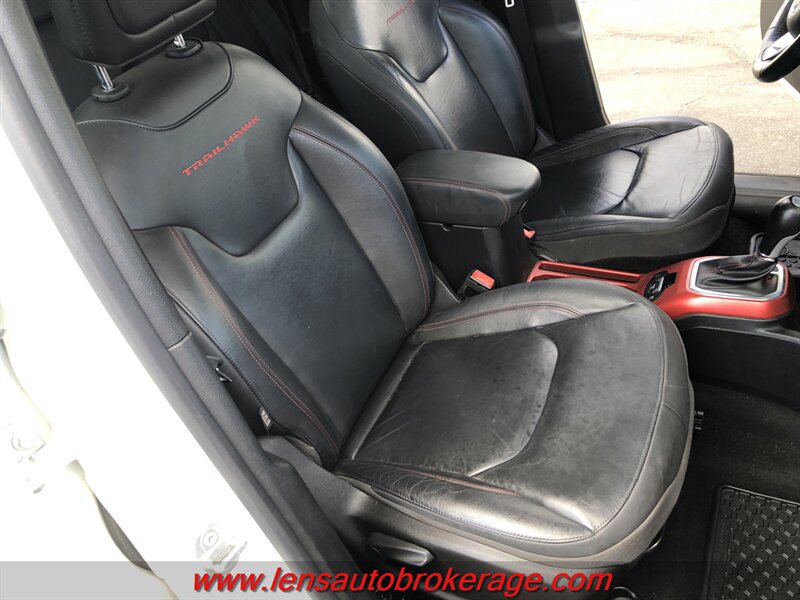 Used 2019 Jeep Renegade Trailhawk AWD/4WD image 24