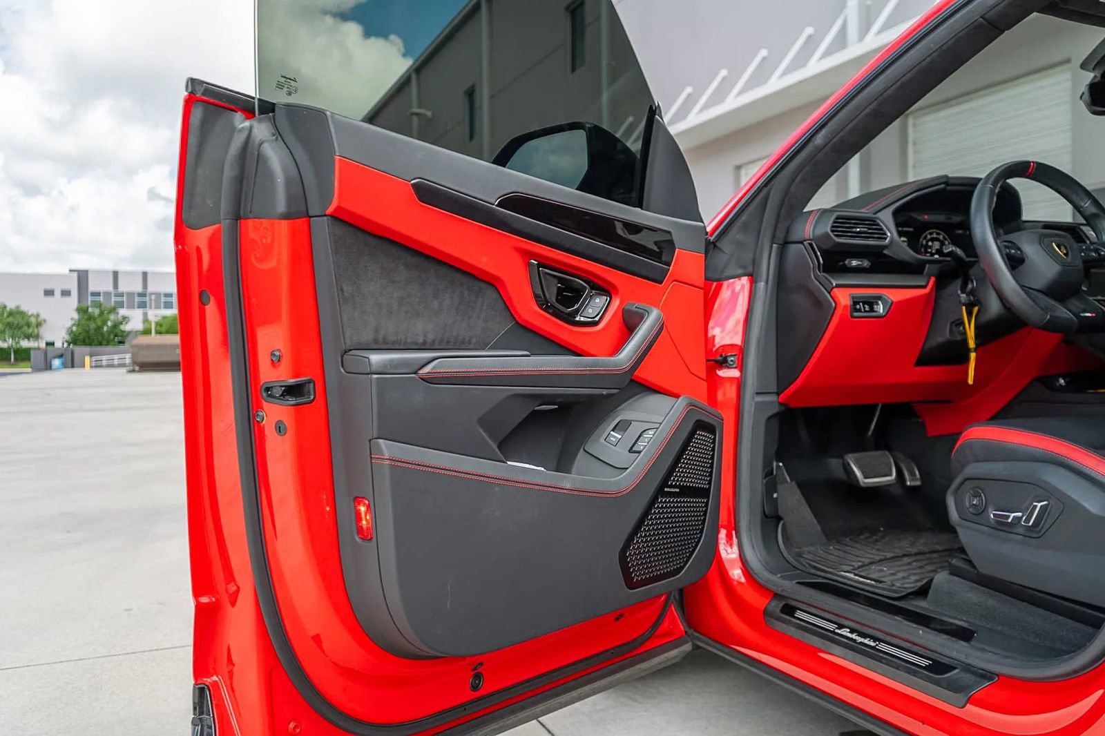 Used 2023 Lamborghini Urus S AWD/4WD image 25