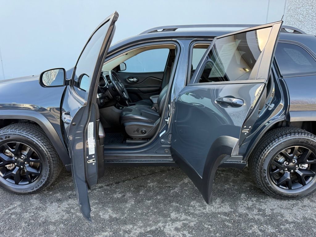 Used 2016 Jeep Cherokee Trailhawk w/ Comfort/Convenience Group image 22