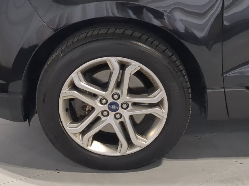 Used 2018 Ford Edge Titanium w/ Technology Package AWD/4WD image 17