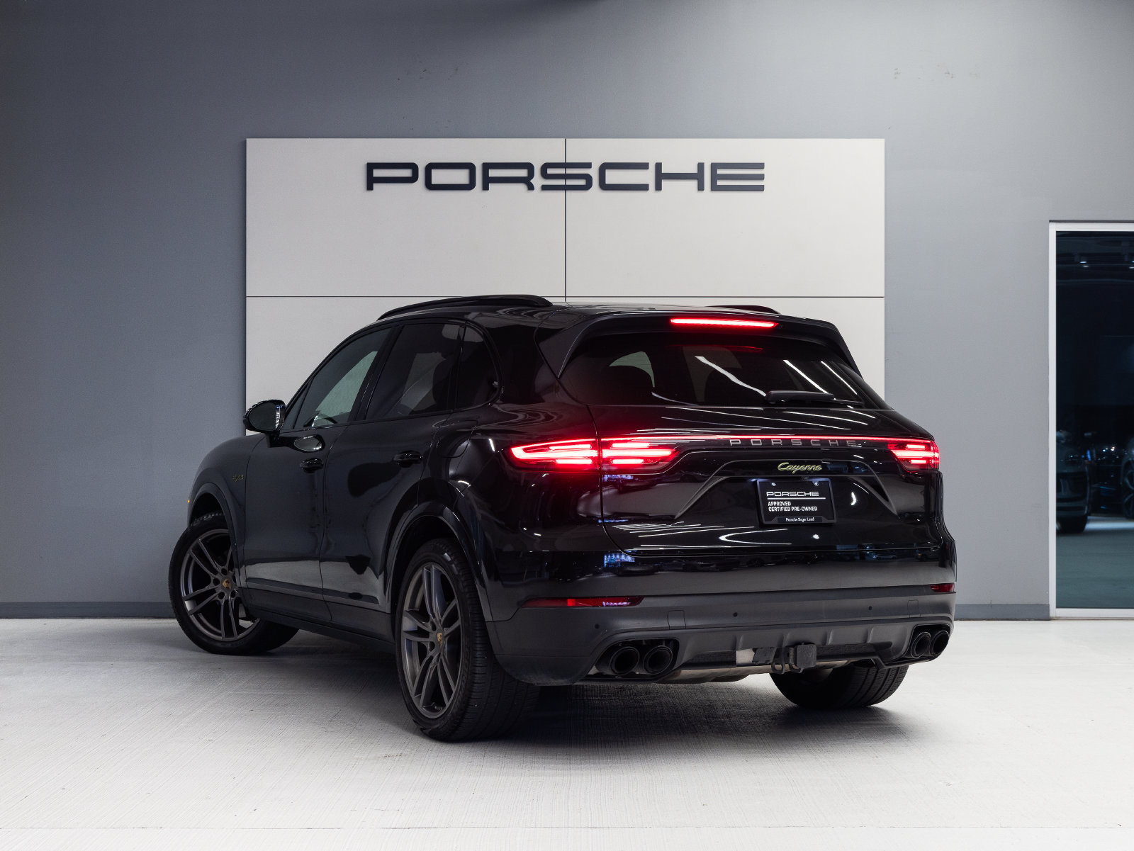 Certified 2023 Porsche Cayenne Platinum Edition AWD/4WD image 3