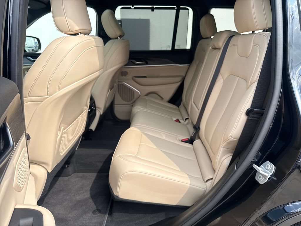 Used 2025 Jeep Grand Cherokee Limited w/ Luxury Tech Group II AWD/4WD image 26
