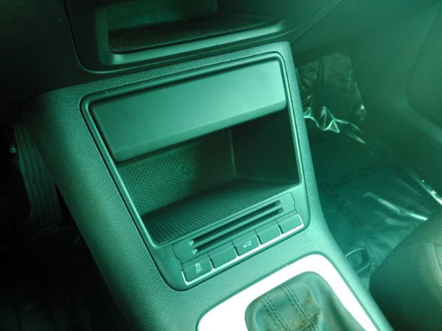 Used 2011 Volkswagen Tiguan SE image 40