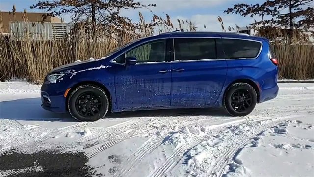 Used 2021 Chrysler Pacifica Touring-L image 4