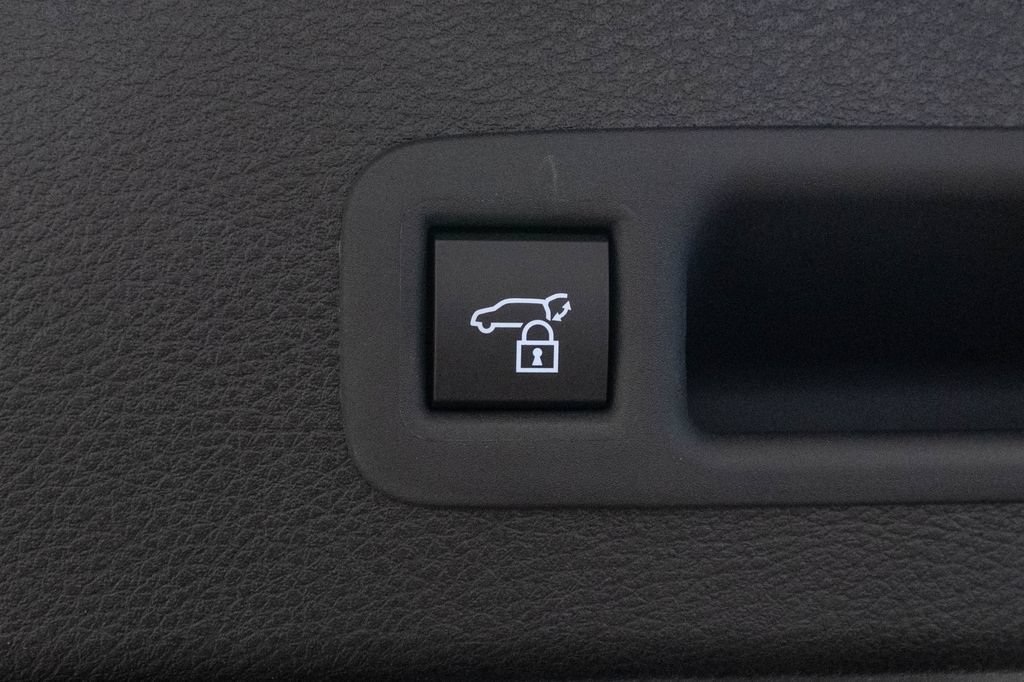 Certified 2025 Toyota Sienna XLE w/ XLE Plus Package FWD image 40