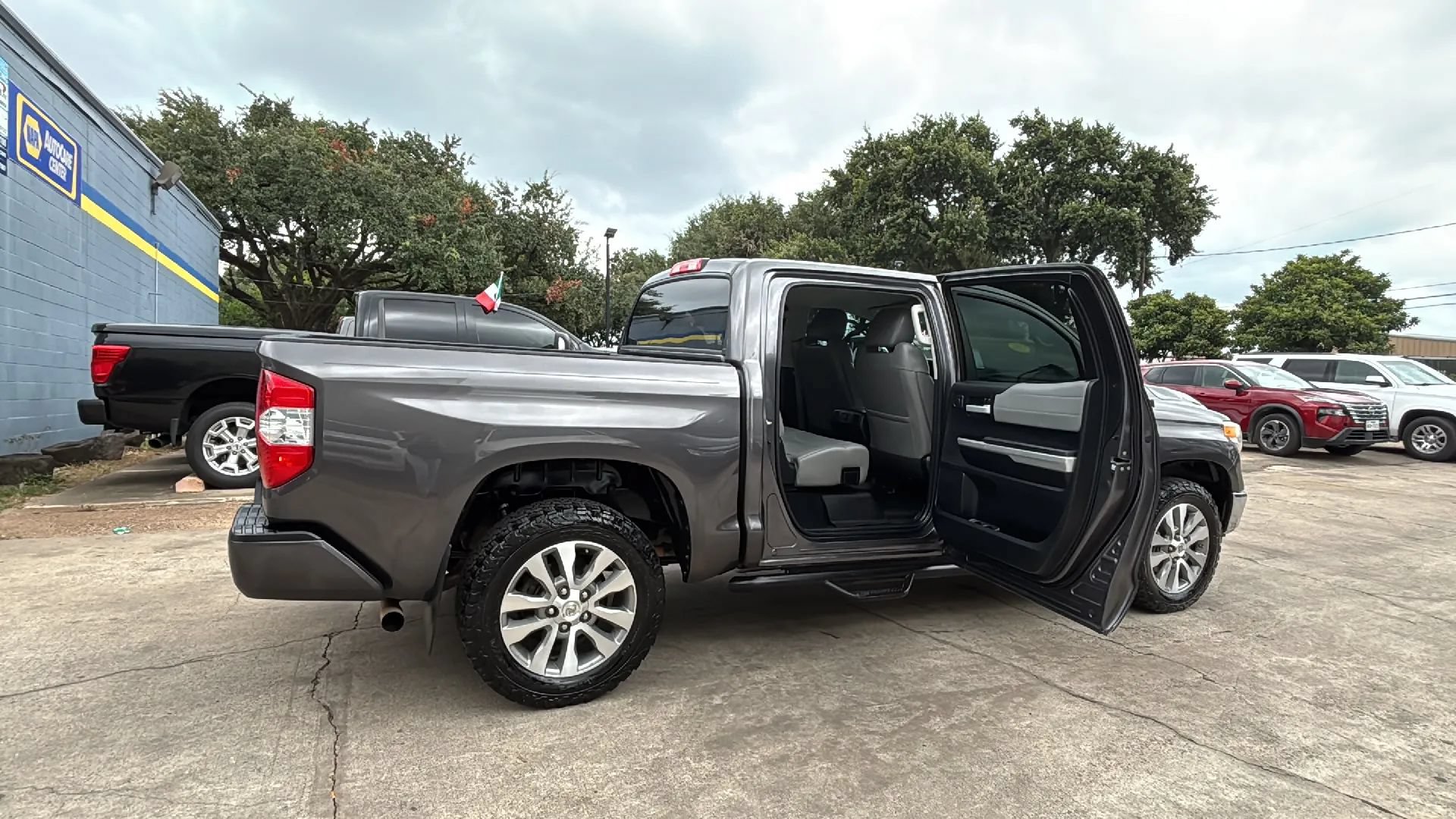 Used 2017 Toyota Tundra Limited w/ Limited Premium Package AWD/4WD image 37