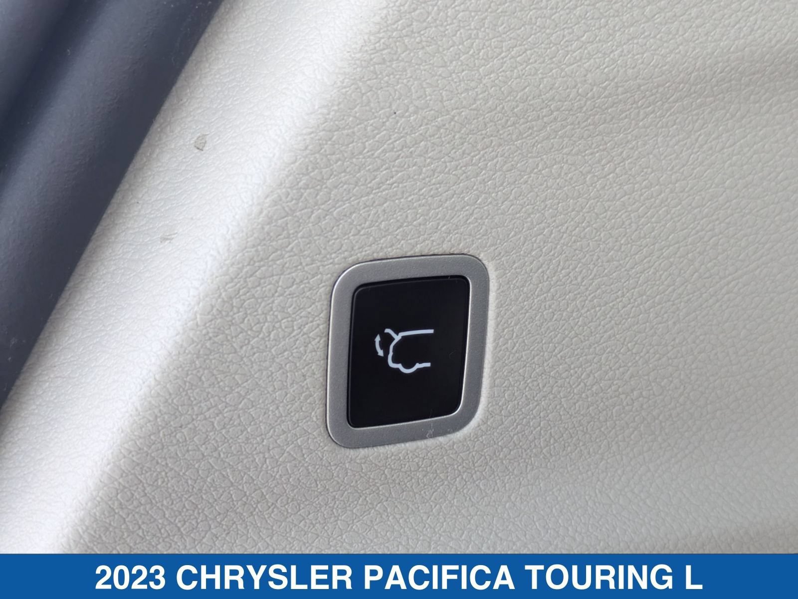 Used 2023 Chrysler Pacifica Touring-L FWD image 34