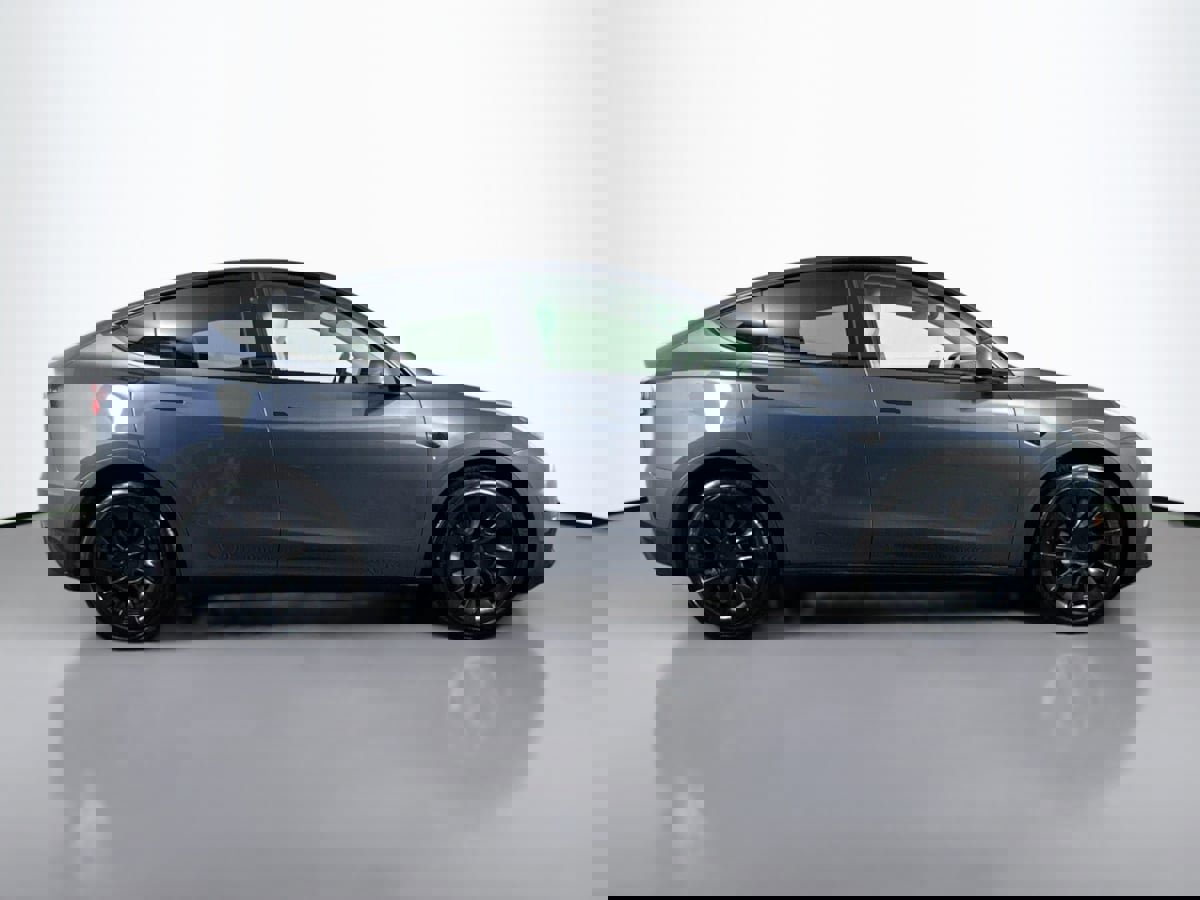 Used 2022 Tesla Model Y Long Range image 5