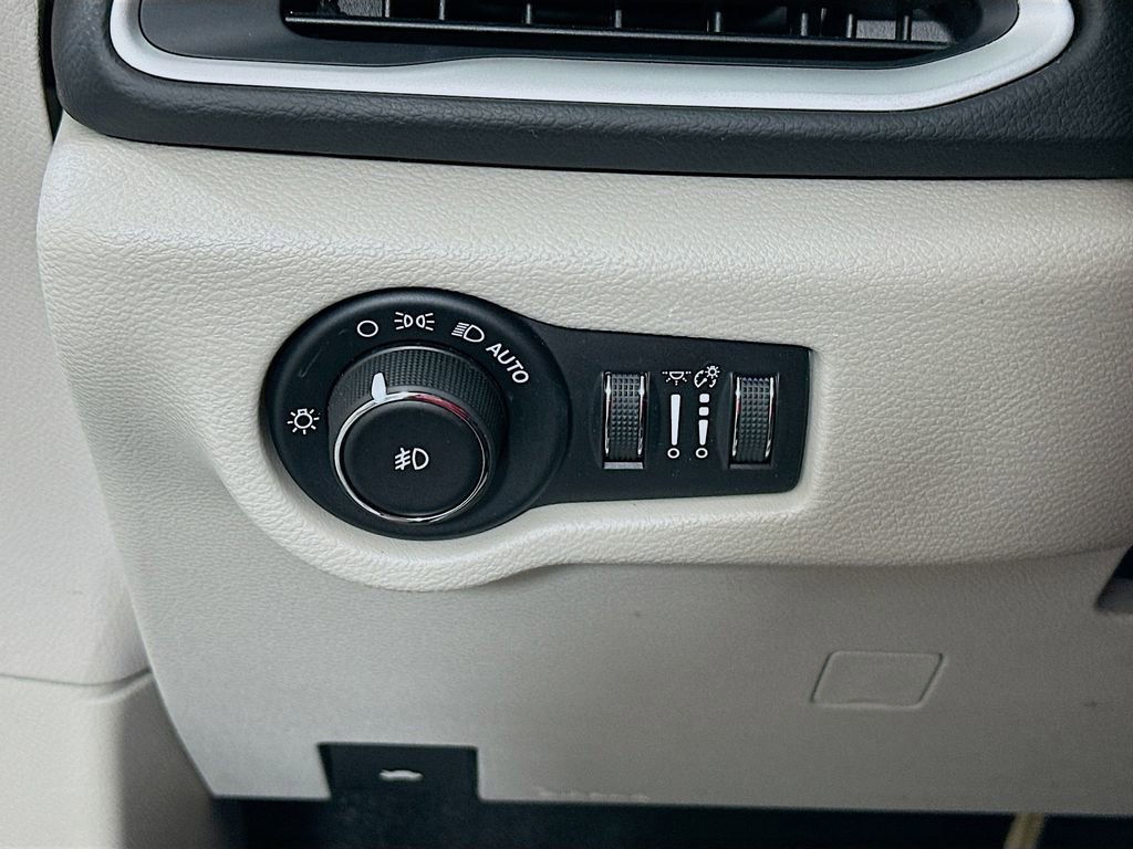 Used 2019 Chrysler Pacifica Touring-L image 10
