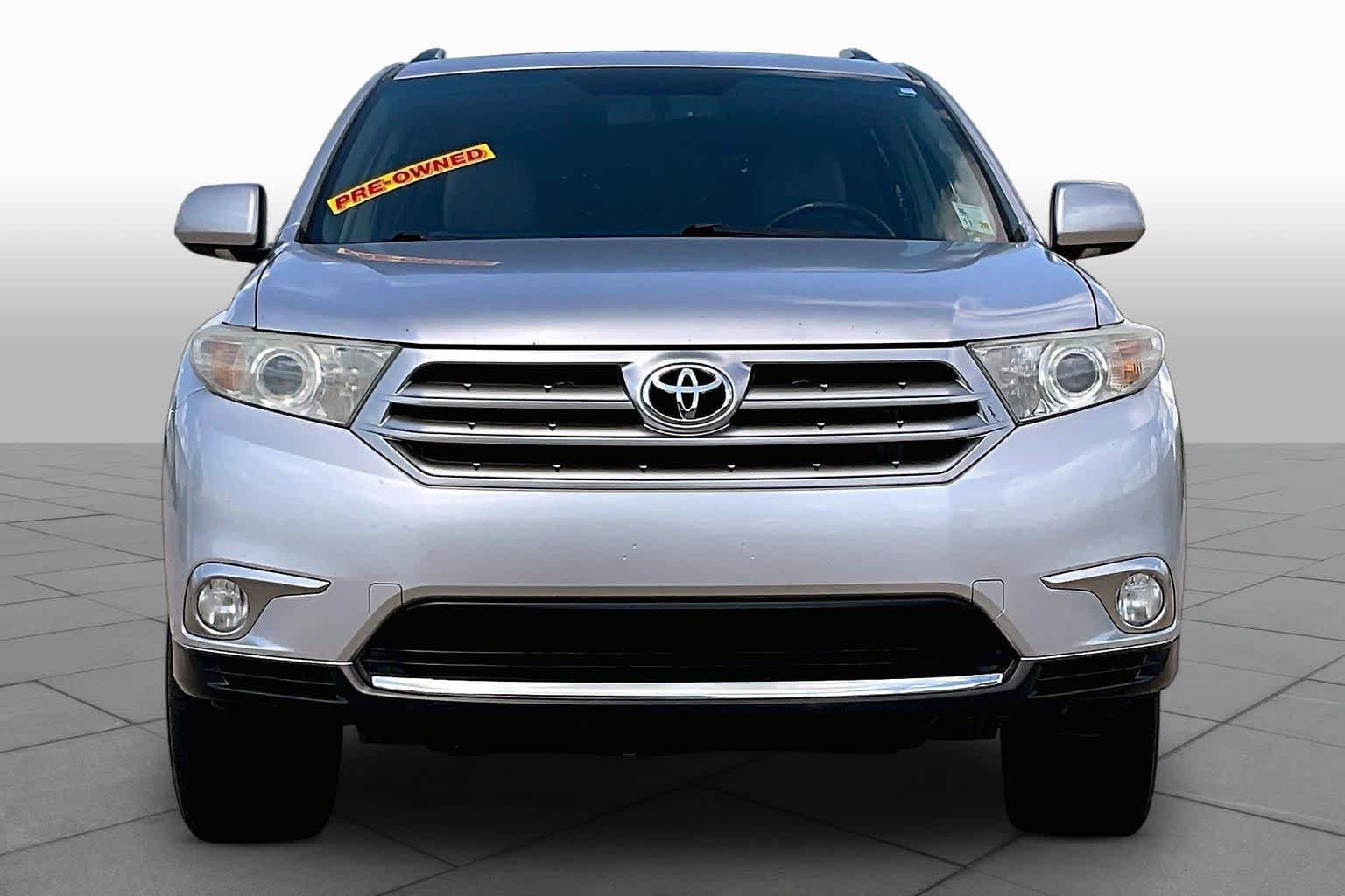 Used 2012 Toyota Highlander Limited w/ Tow Pkg FWD image 3