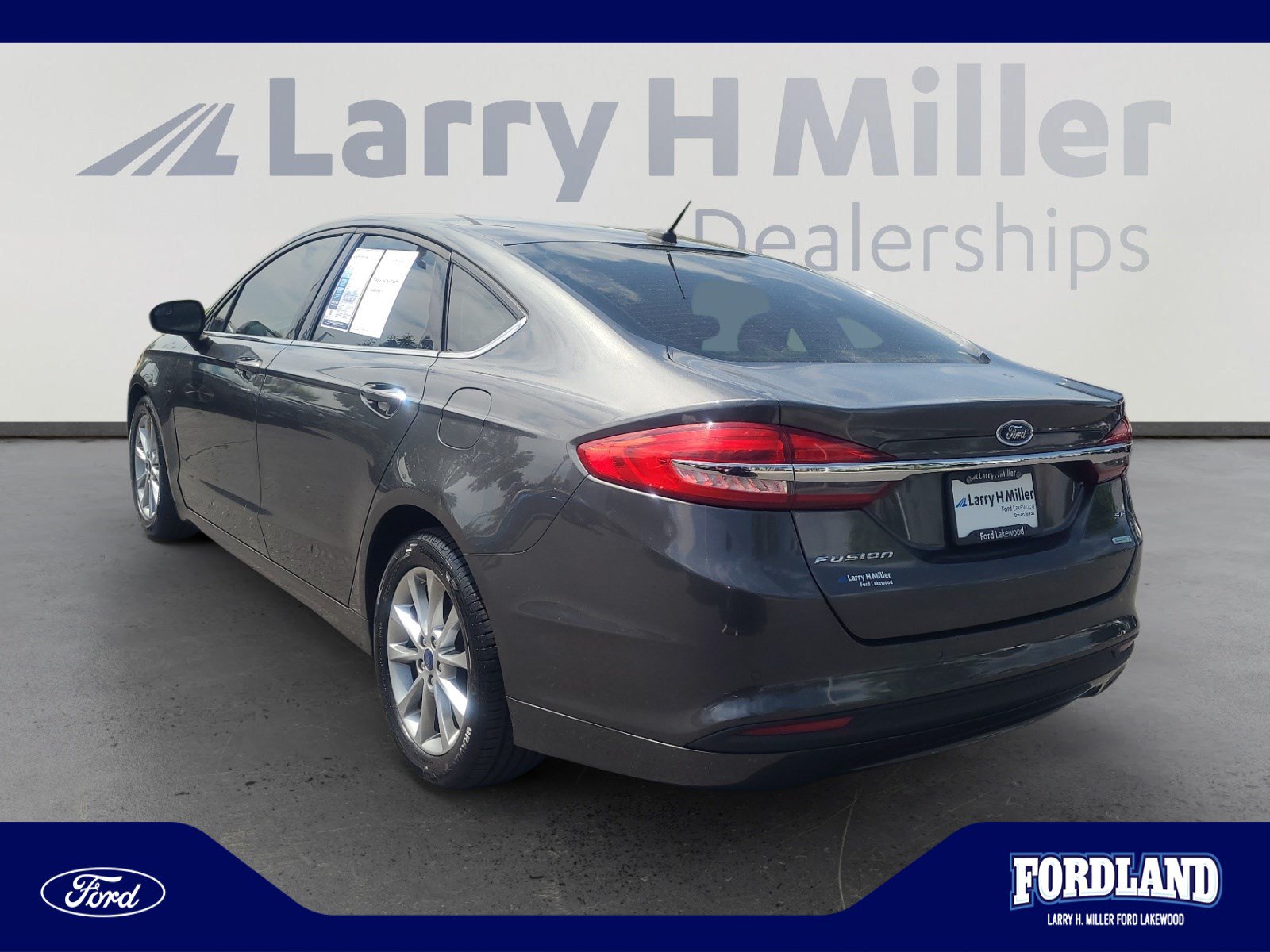 Used 2017 Ford Fusion SE w/ Fusion SE Technology Package FWD image 3