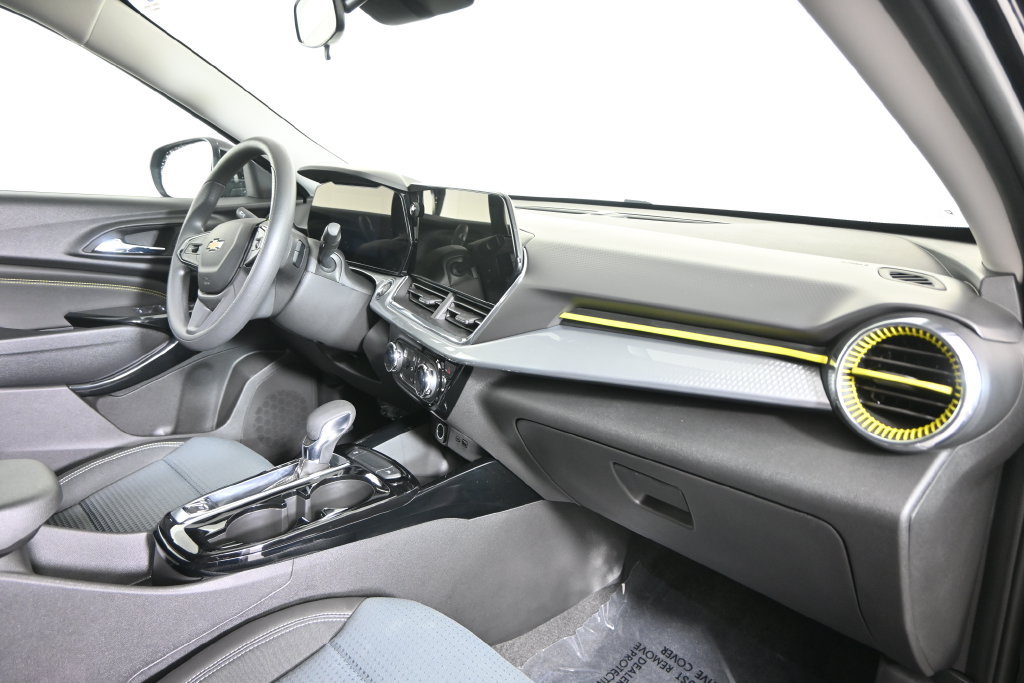 Used 2025 Chevrolet Trax LT FWD image 14