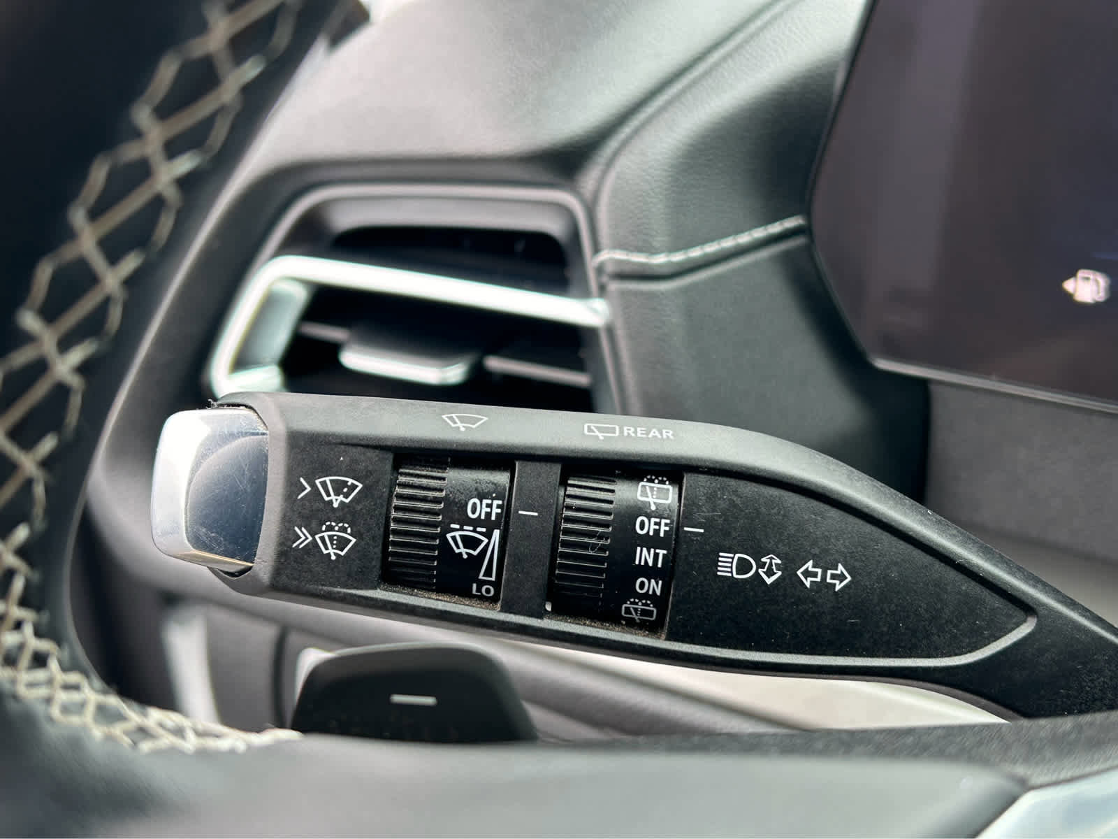 Used 2025 Chevrolet Traverse LT image 25