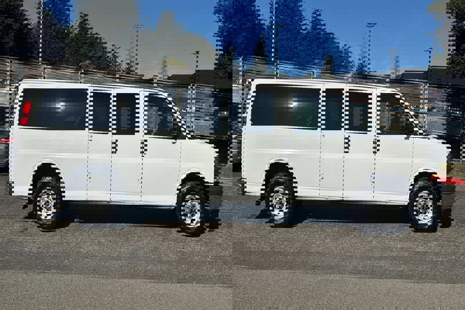 Used 2018 GMC Savana 3500 LT w/ LT Preferred Equipment Group image 3