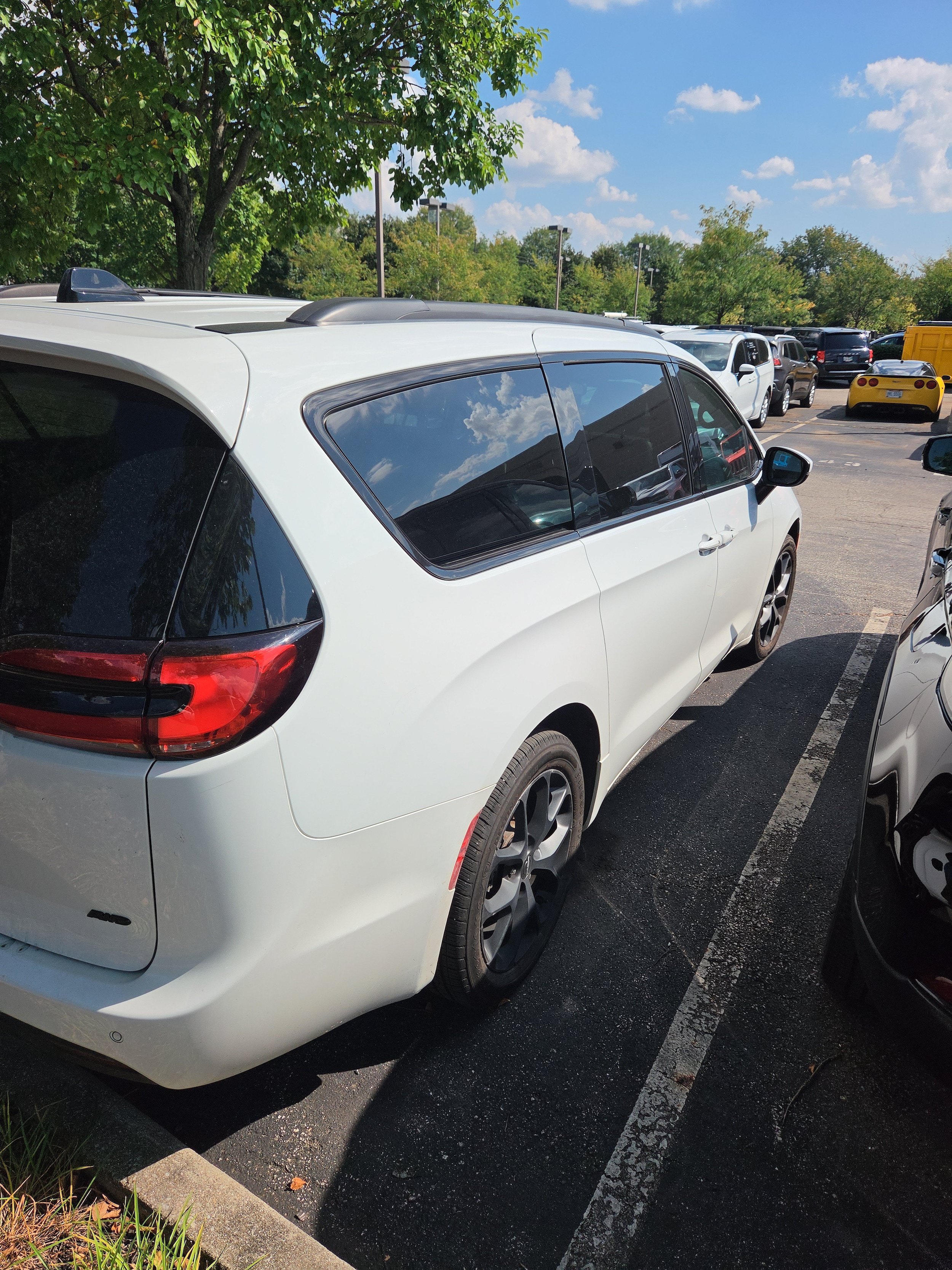 Used 2023 Chrysler Pacifica Touring-L w/ S Appearance Package AWD/4WD image 3