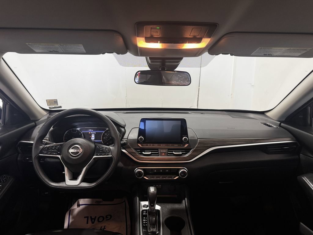 Used 2025 Nissan Altima 2.5 SV image 2