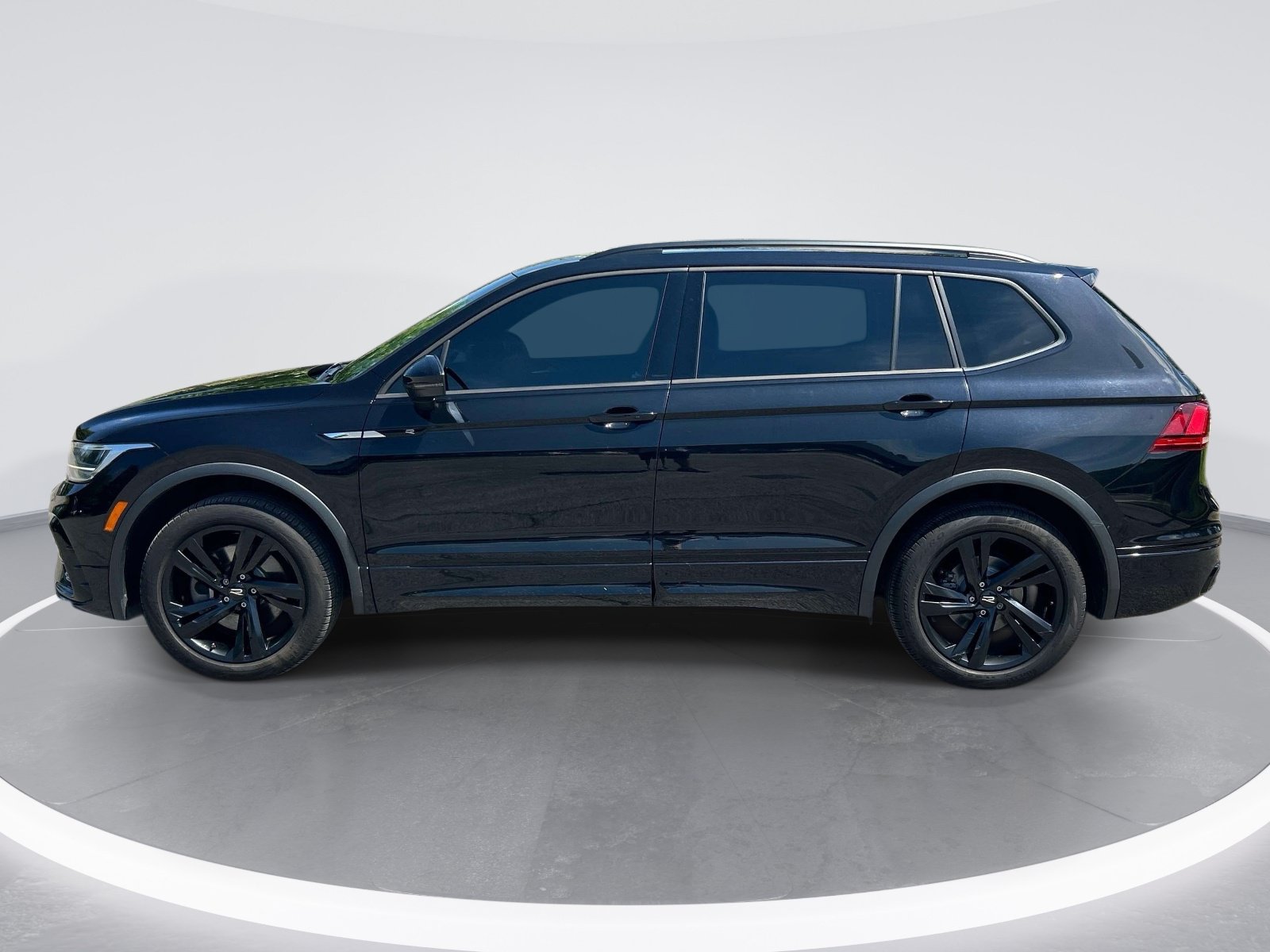 Used 2024 Volkswagen Tiguan SE R-Line FWD image 6