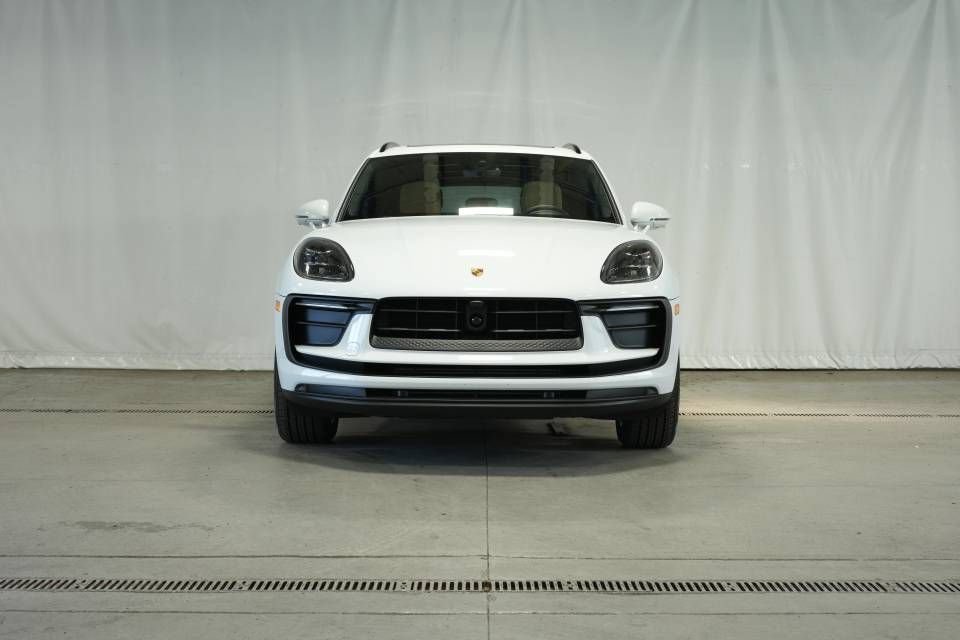Certified 2026 Porsche Macan AWD/4WD image 10