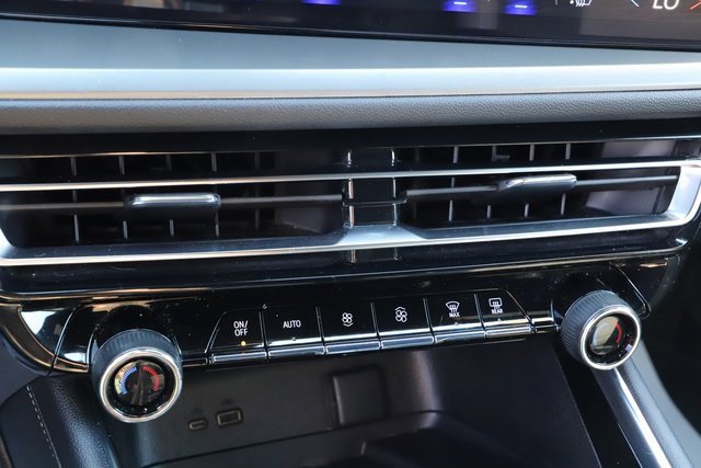 Used 2025 Chevrolet Traverse LT image 30