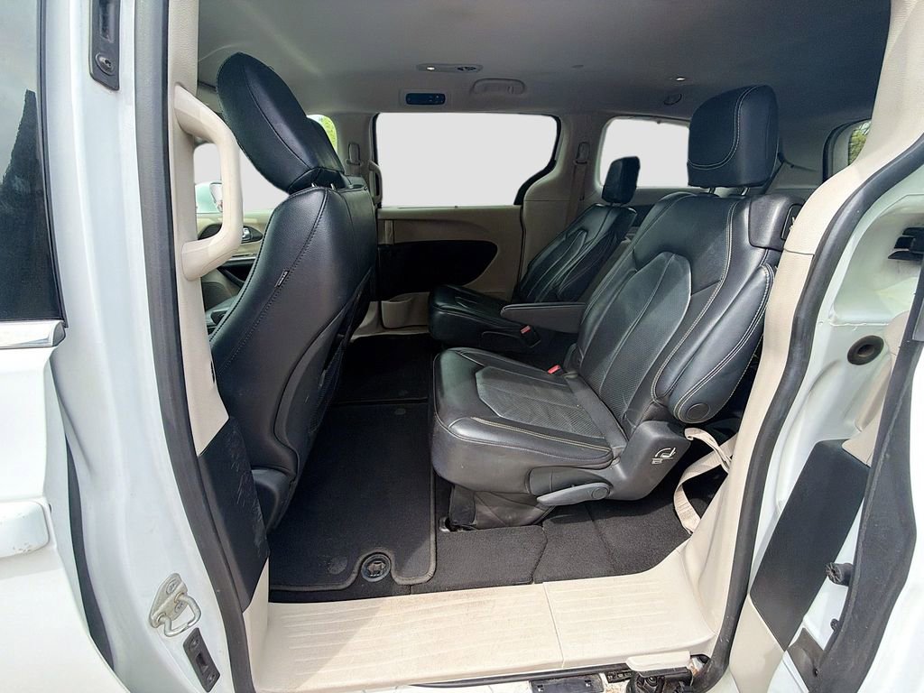 Used 2022 Chrysler Pacifica Touring-L image 22