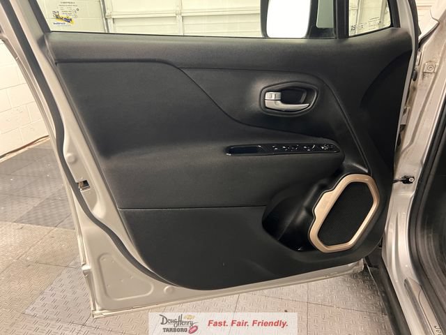Used 2017 Jeep Renegade Latitude FWD image 28