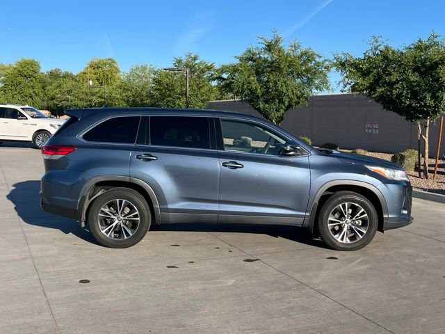 Used 2019 Toyota Highlander LE AWD/4WD image 3