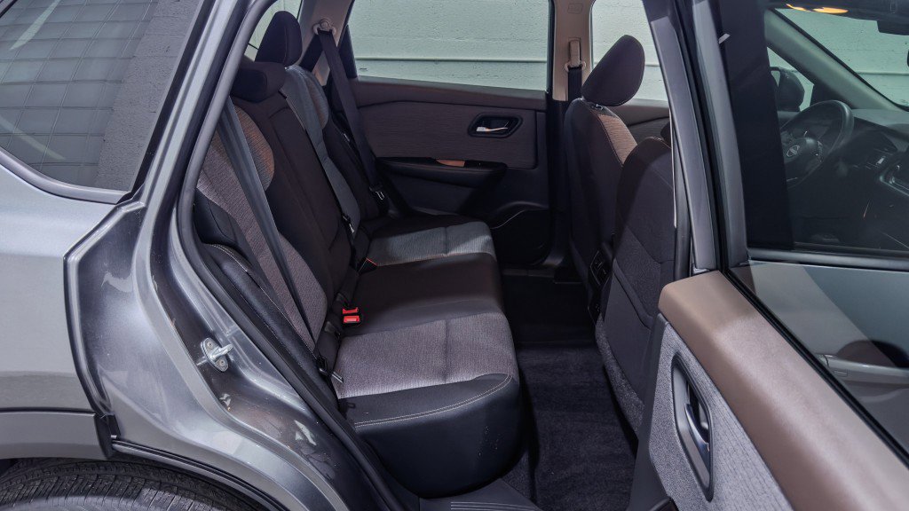 Used 2023 Nissan Rogue SV image 17