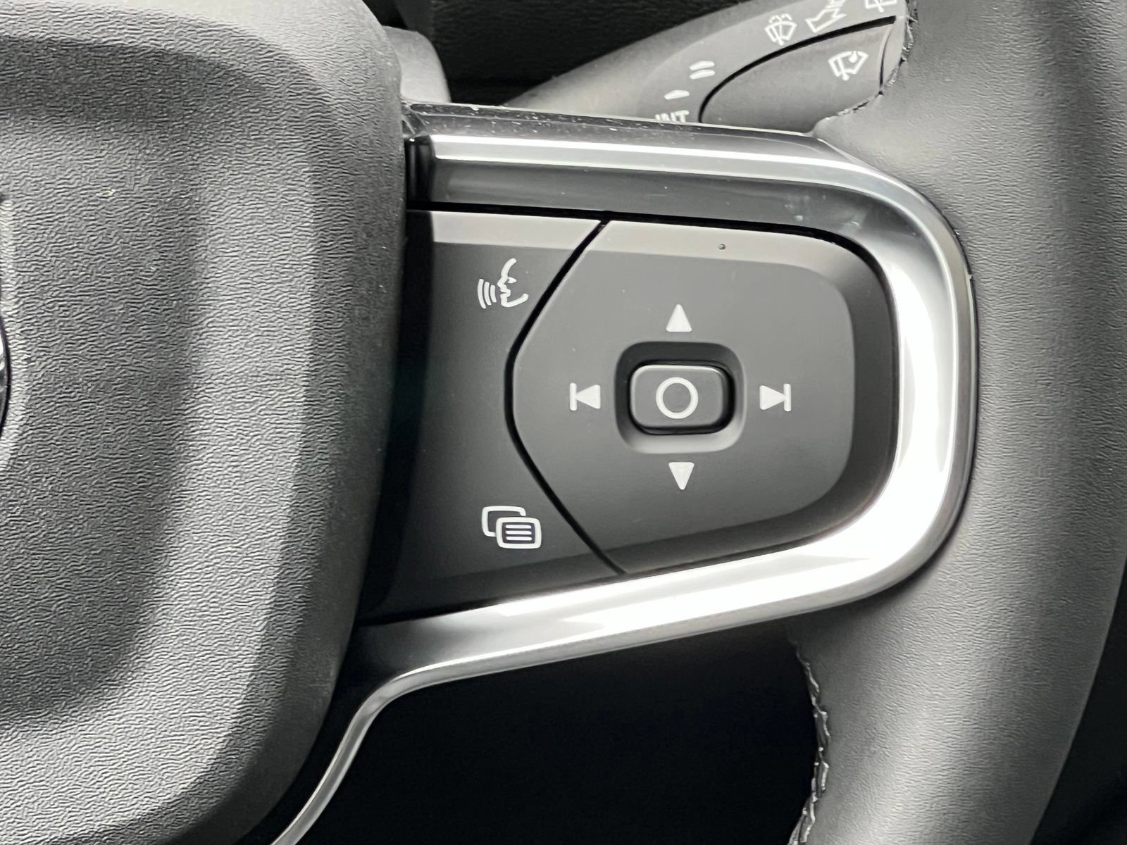 New 2026 Volvo XC40 B5 Plus w/ Protection Package Premier AWD/4WD image 31