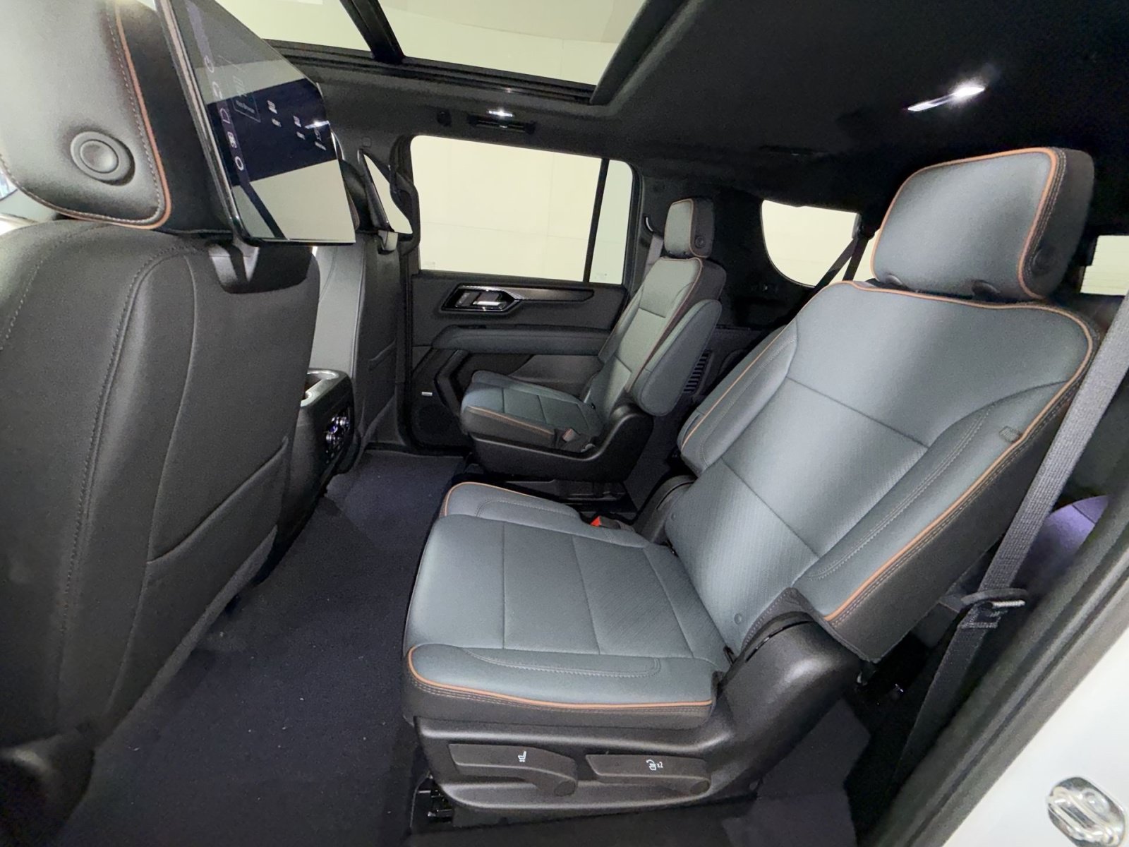 New 2026 GMC Yukon XL AT4 w/ AT4 Premium Plus Package AWD/4WD image 25