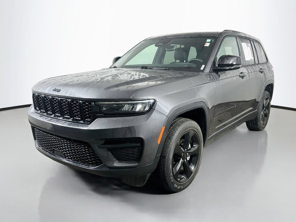 Used 2023 Jeep Grand Cherokee Altitude AWD/4WD image 3