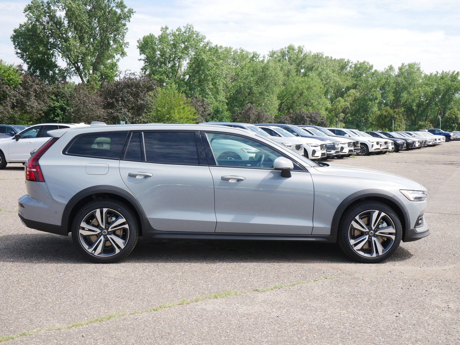 New 2026 Volvo V60 B5 Cross Country Plus w/ Climate Package image 2