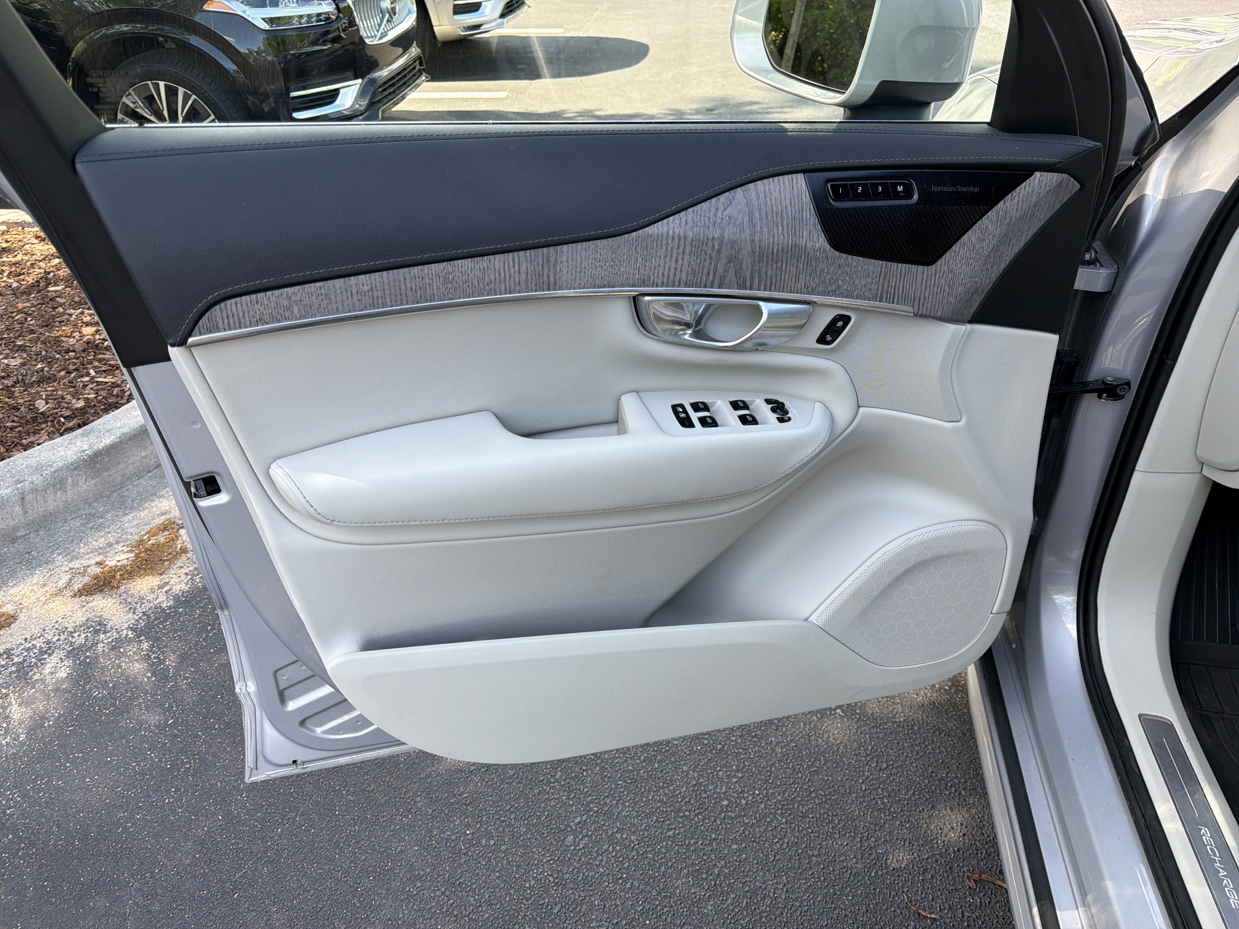 Certified 2024 Volvo XC90 T8 Ultimate w/ Protection Package Premier image 14