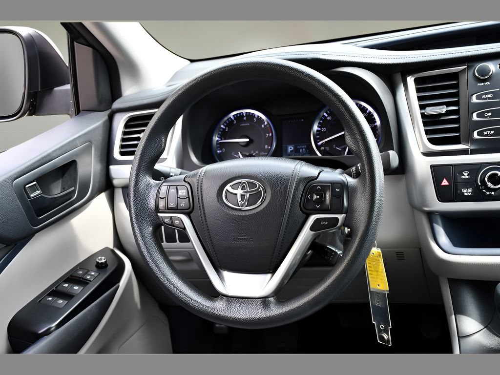 Used 2014 Toyota Highlander LE AWD/4WD image 15