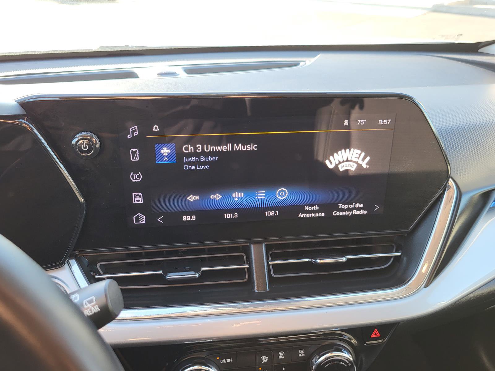 Used 2025 Chevrolet Trax LT w/ LT Convenience Package image 26