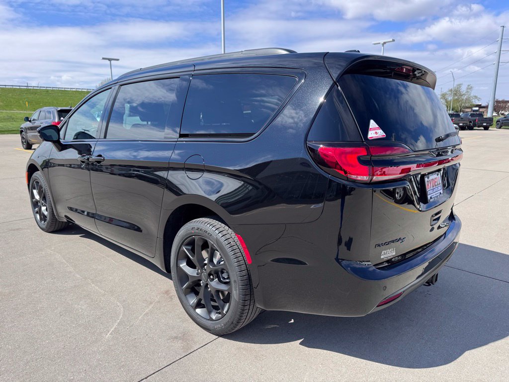 New 2027 Chrysler Pacifica Limited w/ Family Tech Group AWD/4WD image 18