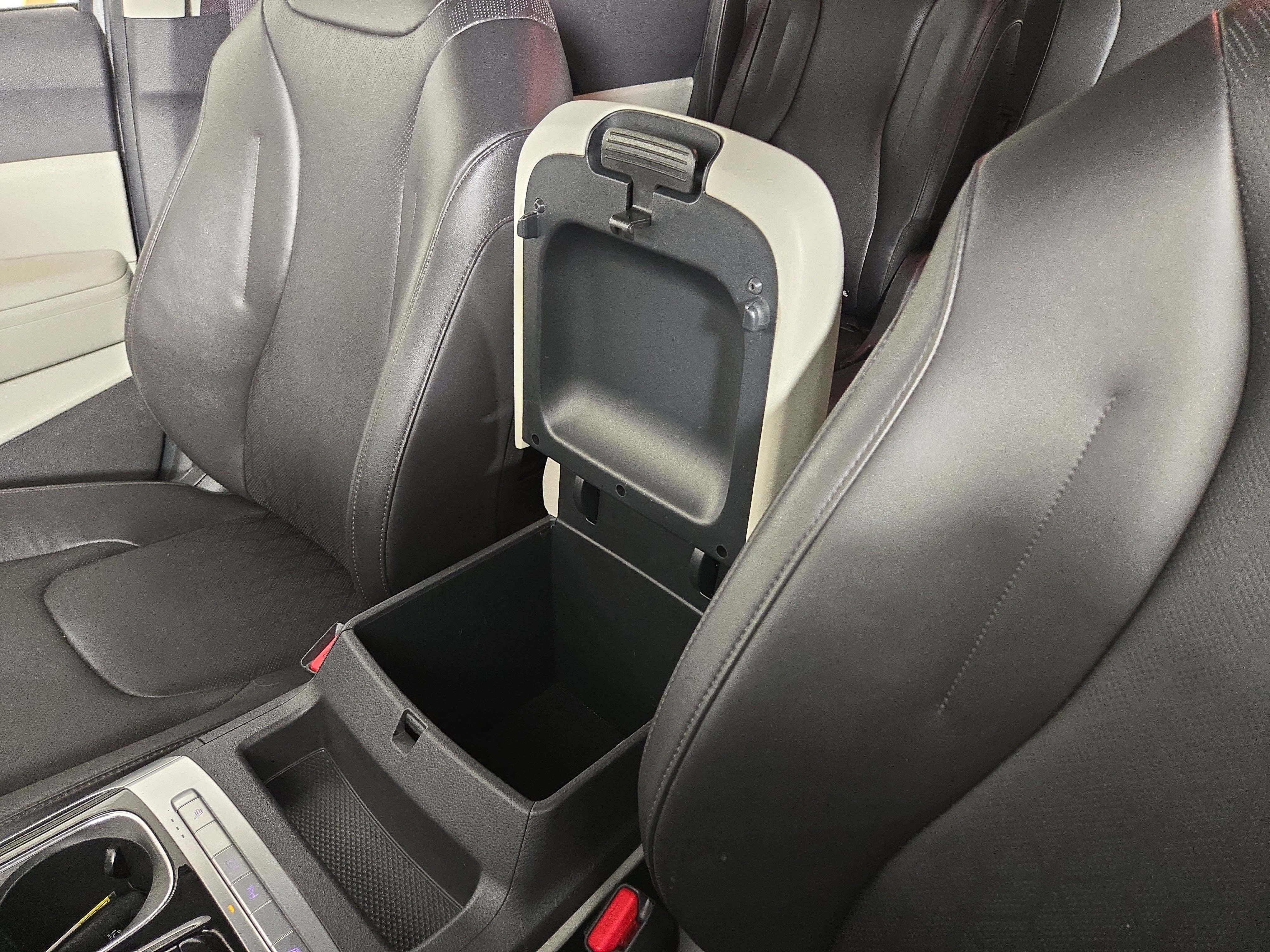 Used 2024 Kia Carnival EX image 31