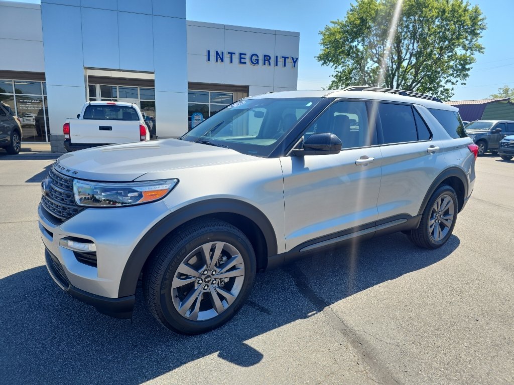 Used 2023 Ford Explorer XLT w/ Equipment Group 202A AWD/4WD image 2