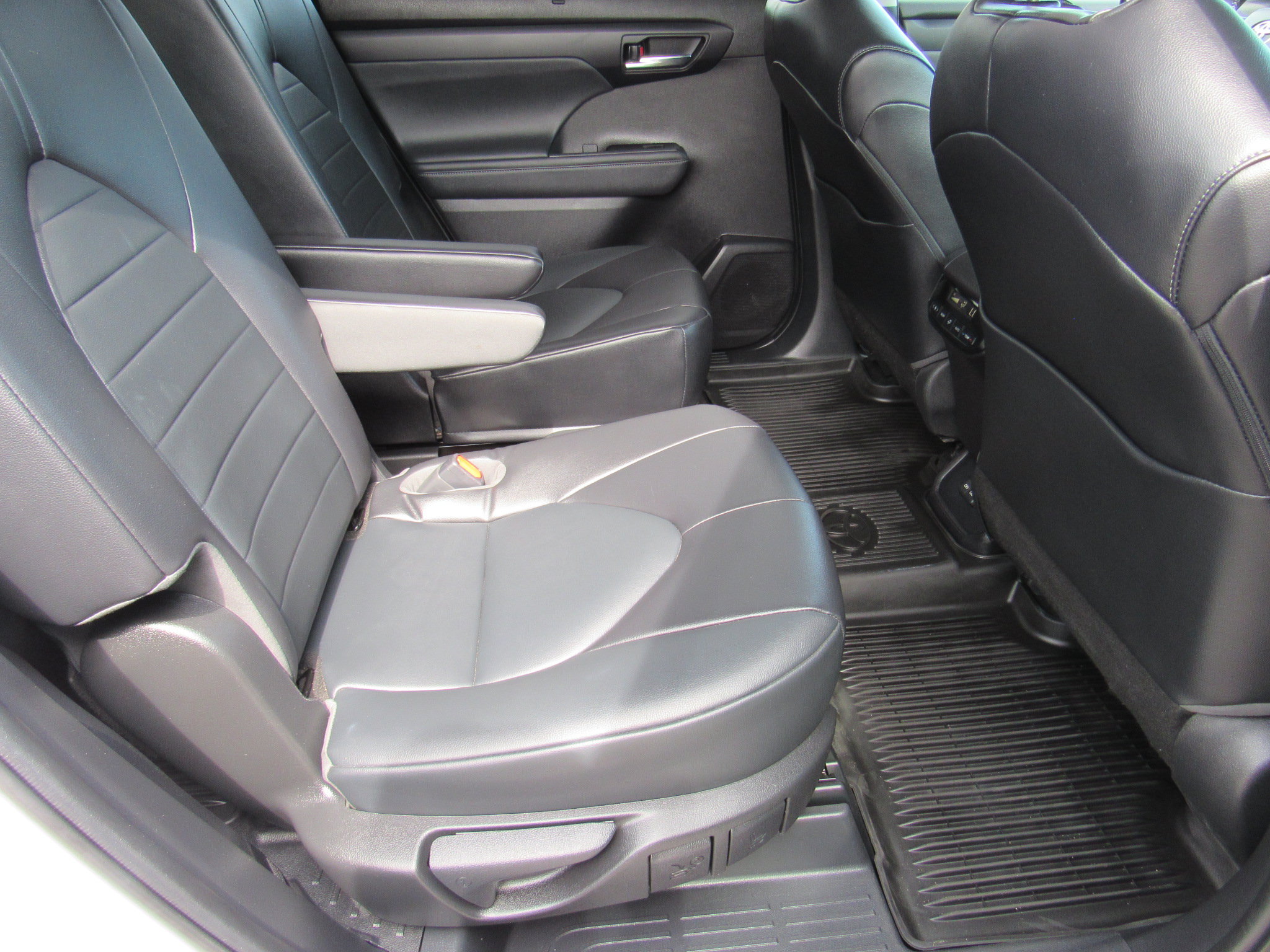 Used 2022 Toyota Highlander XLE AWD/4WD image 36