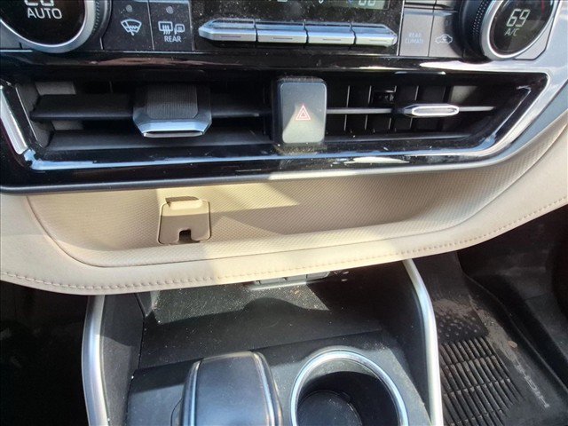 Used 2021 Toyota Highlander XLE FWD image 11