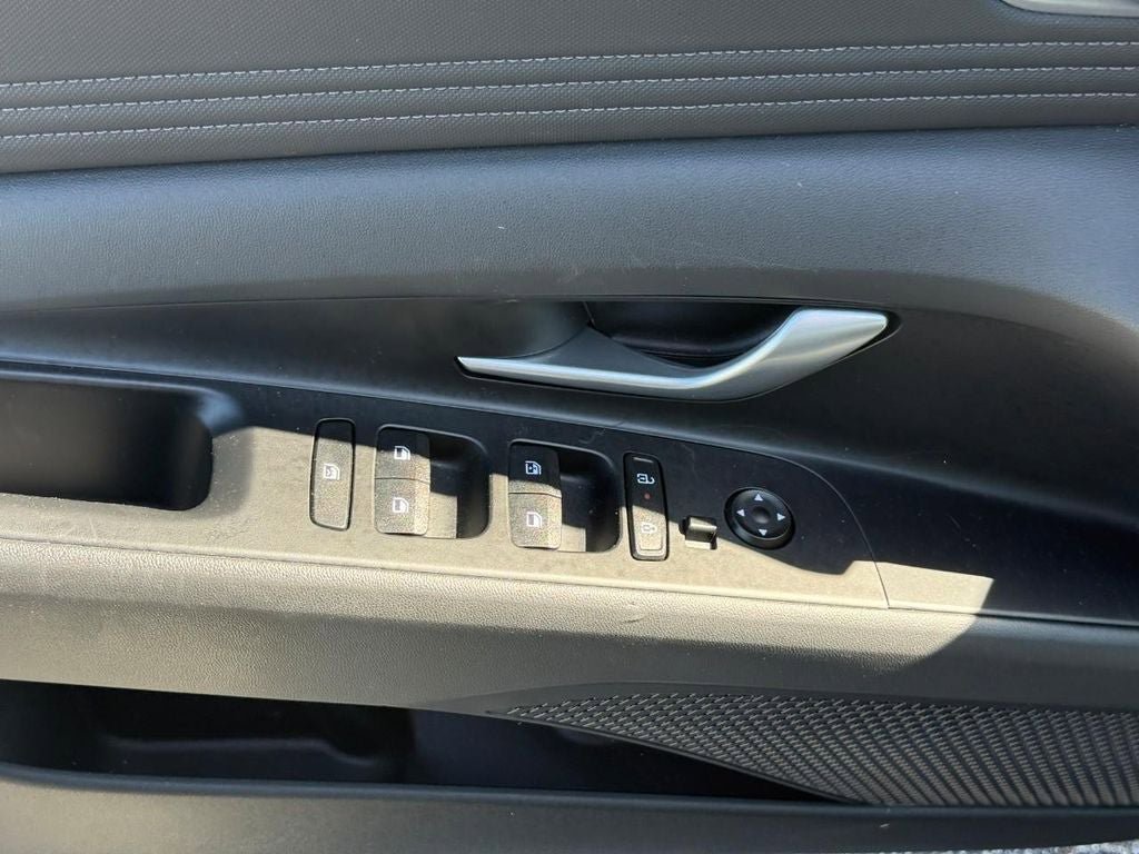 Used 2025 Hyundai Elantra Limited FWD image 15