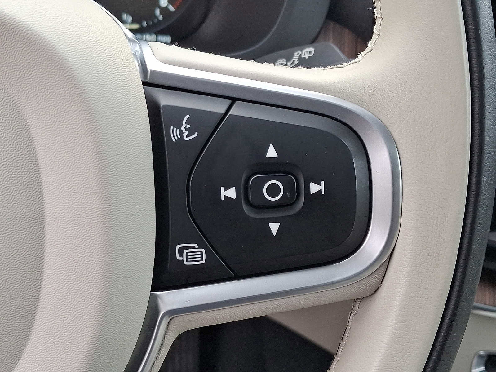 Used 2021 Volvo XC60 T5 Momentum w/ Premium Package image 23