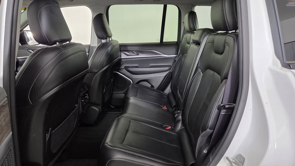 Used 2023 Jeep Grand Cherokee Limited image 32