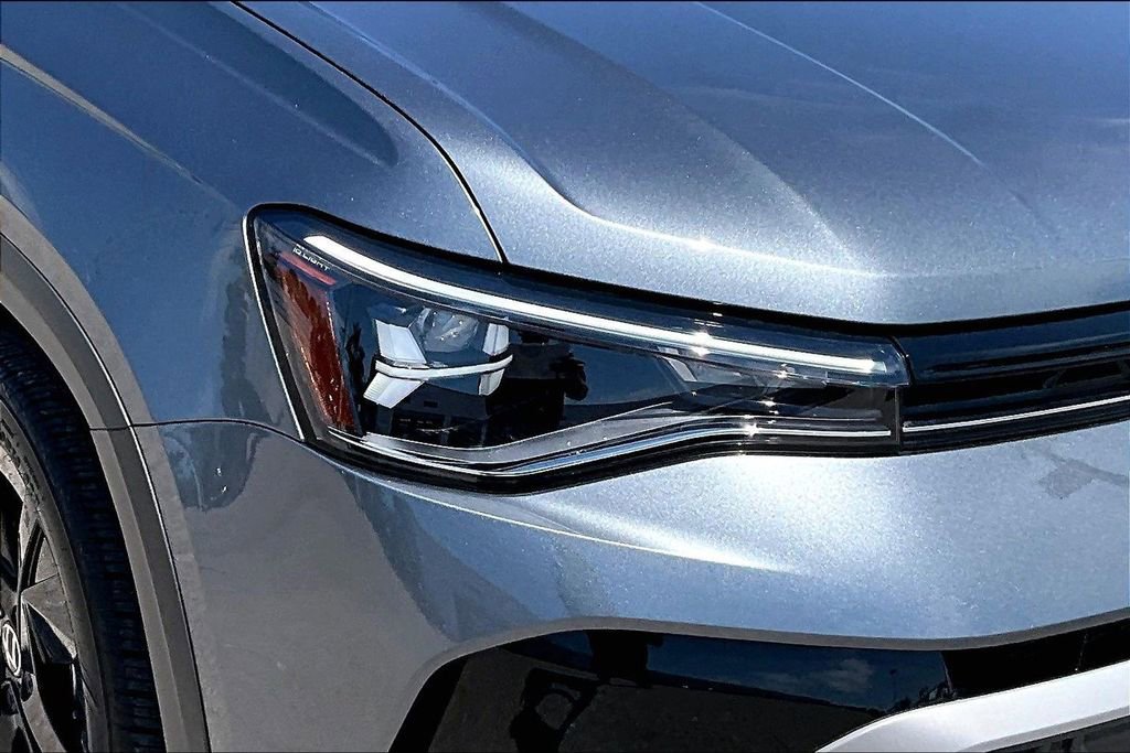 Certified 2025 Volkswagen Taos SE w/ Panoramic Sunroof Package image 12