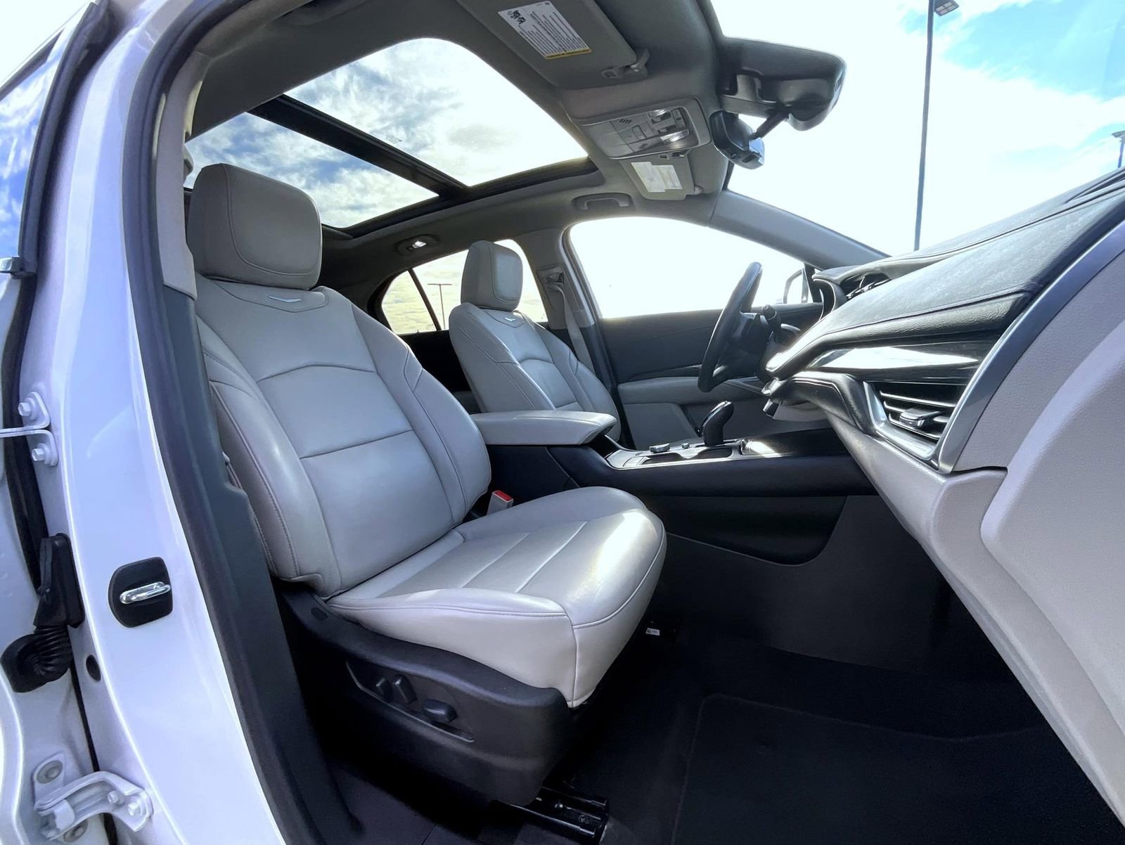 Used 2022 Cadillac XT4 Premium Luxury w/ Enhanced Visibility Package image 16