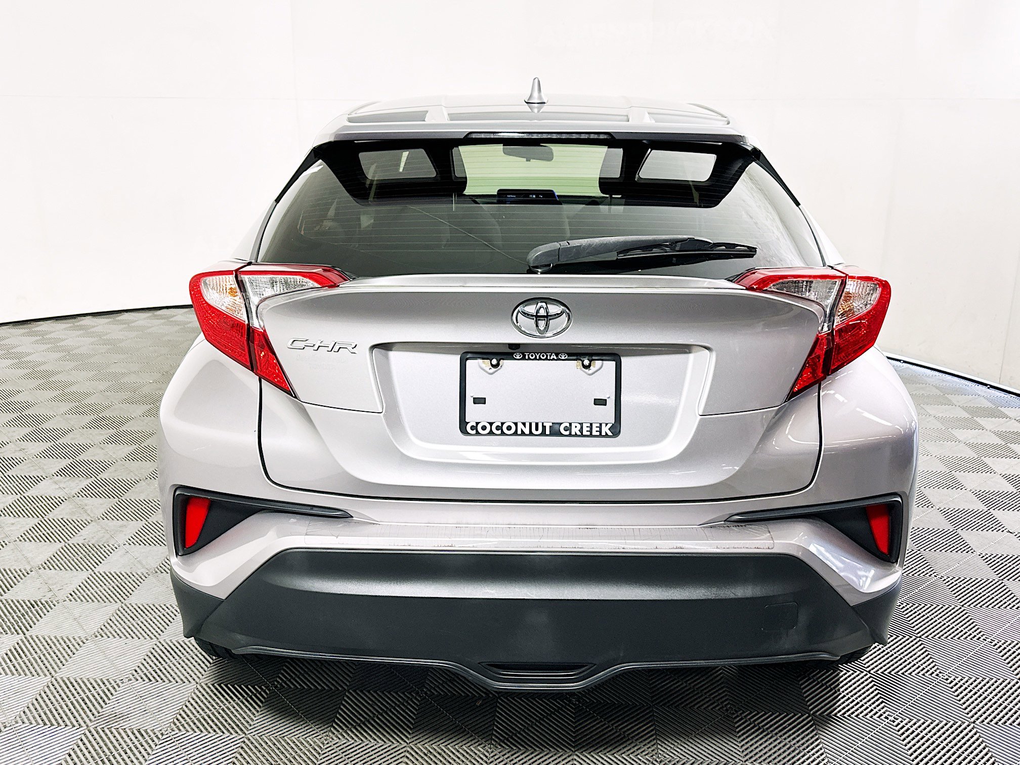 Used 2020 Toyota C-HR XLE FWD image 4