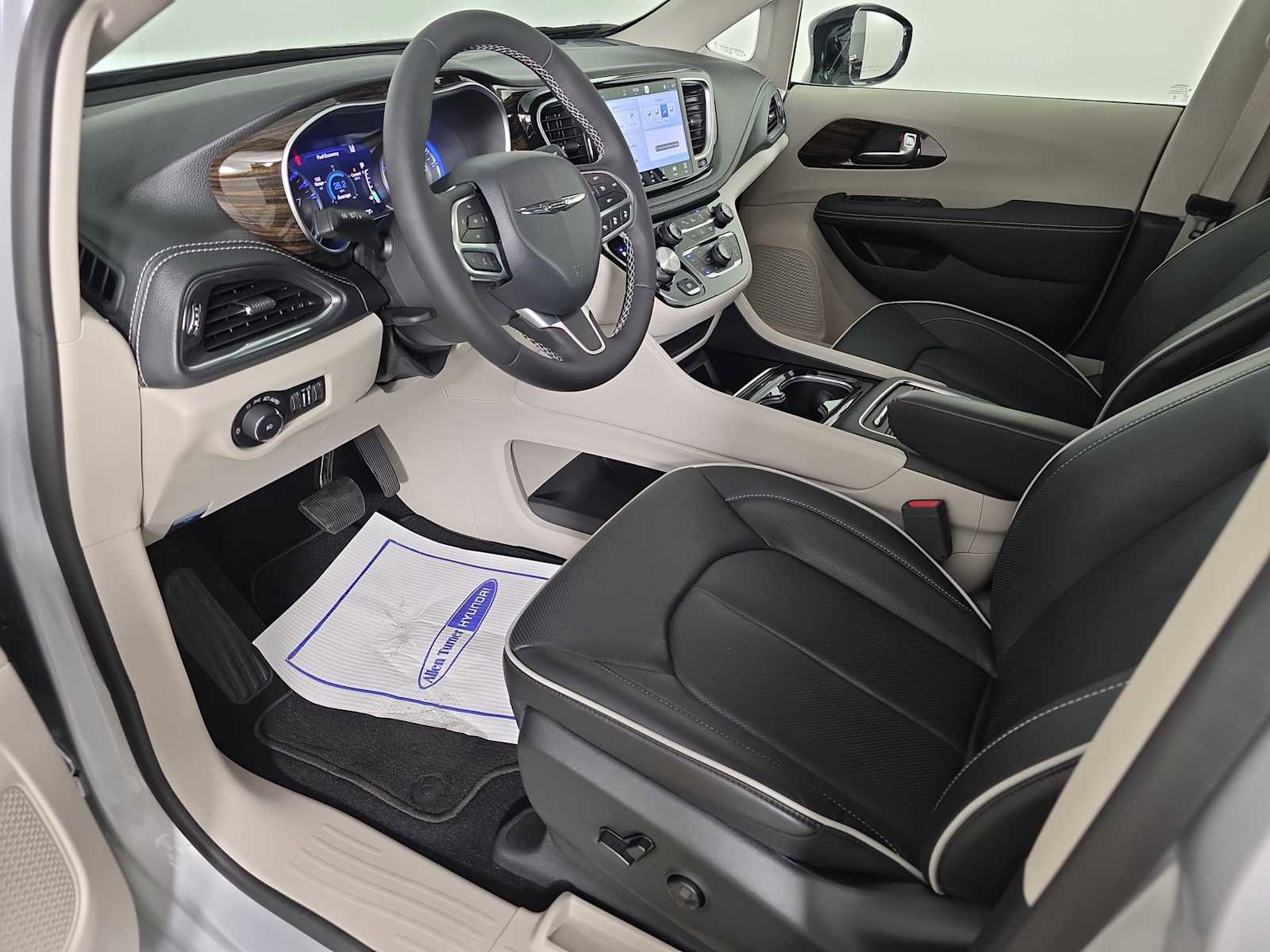 Used 2024 Chrysler Pacifica Limited image 11